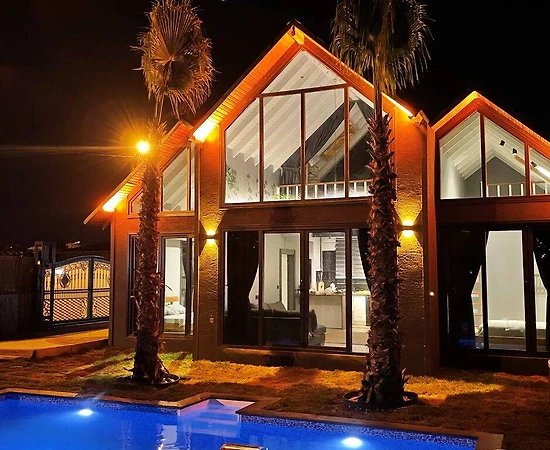 Silivri'de Ahşap Tasarımlı, Özel Havuzlu, Çift Jakuzili Bungalov - 1