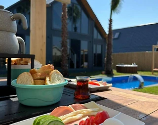 Silivri'de Ahşap Tasarımlı, Özel Havuzlu, Çift Jakuzili Bungalov - 5