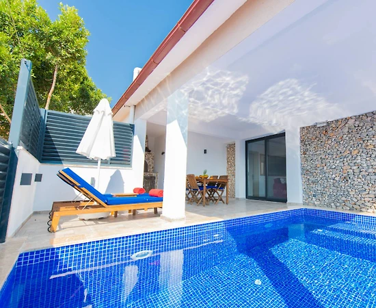 Kaş Bezirgan'da Enfes Doğa Manzaralı, Isıtmalı Havuzlu, Kiralık Suit - 1