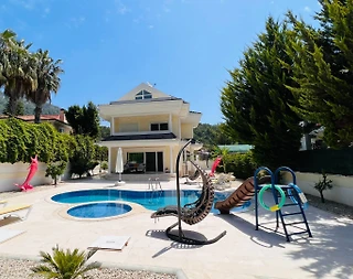 Kemer Kiriş'te Merkeze Yakın Konumda, Özel Havuzlu, Konforlu Villa - 1