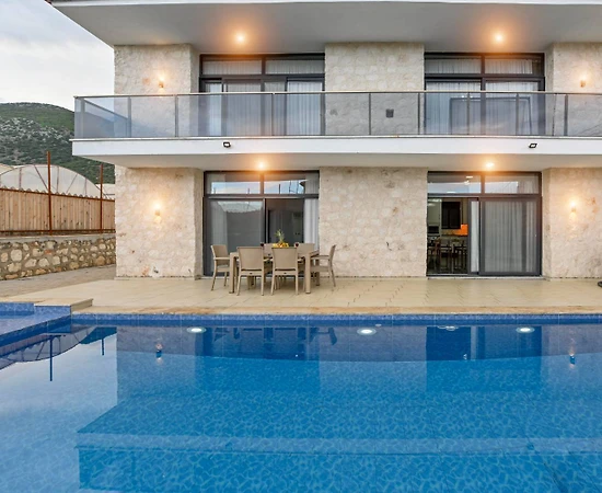 Antalya Demre'de Elverişli Konumda, Özel Havuzlu, Konforlu Villa - 1
