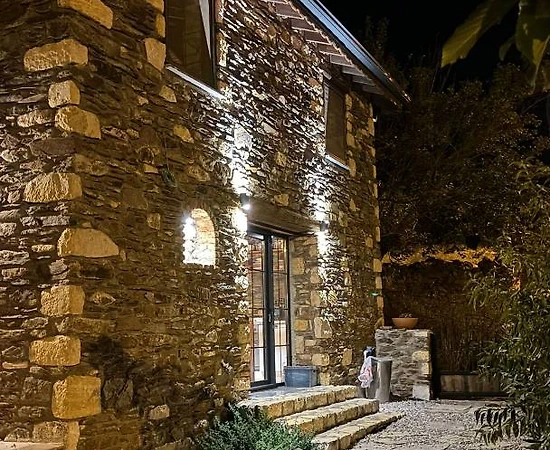 İzmir Karaburun'da Çekirdek Ailelere Uygun, Merkezi Konumda, Taş Ev - 1