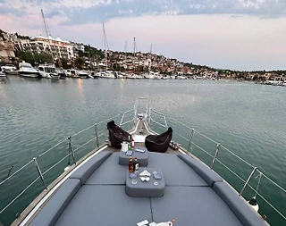 İzmir Çeşme'de Doğayla İç İçe, Masmavi Sularda, Modern ve Konforlu Yat - 4