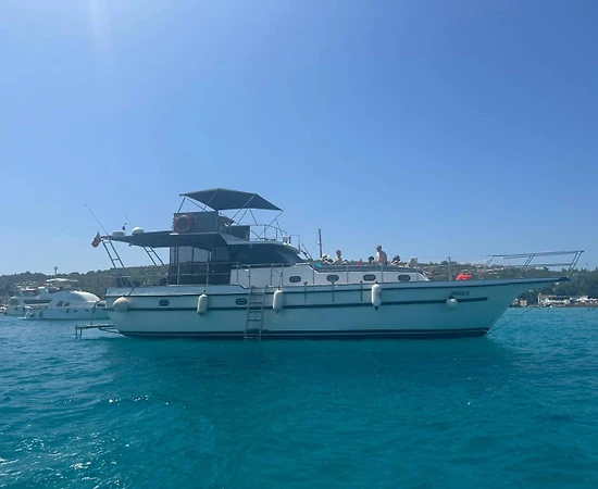 İzmir Çeşme'de Doğayla İç İçe, Masmavi Sularda, Modern ve Konforlu Yat - 1