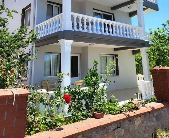 Urla Toraman'da Denize Yakın, Bahçeli, Kiralık Villa - 1