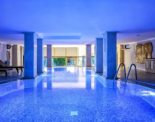 Üsküdar Güzeltepe'de Lüks Tasarımlı, Kapalı Havuzlu, Saunalı Villa - 1