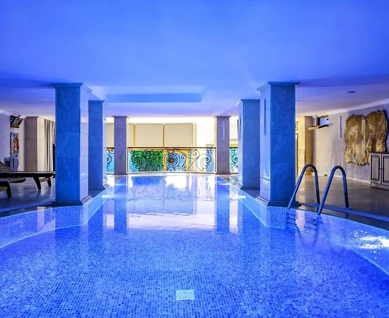 Üsküdar Güzeltepe'de Lüks Tasarımlı, Kapalı Havuzlu, Saunalı Villa - 1