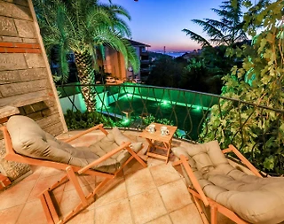 Üsküdar Güzeltepe'de Lüks Tasarımlı, Kapalı Havuzlu, Saunalı Villa - 4