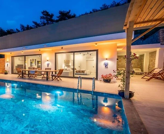 Kaş Üzümlü'de Sakin Konumda, Özel Havuzlu, Kiralık Balayı Villası - 1