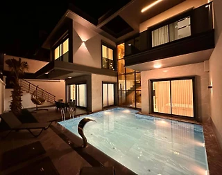 Kuşadası Soğucak'ta Modern Mimarili, Özel Havuzlu, Konforlu Villa - 4