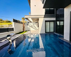 Kuşadası Soğucak'ta Modern Mimarili, Özel Havuzlu, Konforlu Villa - 2