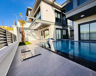 Kuşadası Soğucak'ta Modern Mimarili, Özel Havuzlu, Konforlu Villa - 1