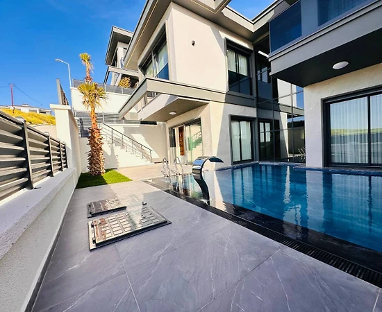 Kuşadası Soğucak'ta Modern Mimarili, Özel Havuzlu, Konforlu Villa - 1