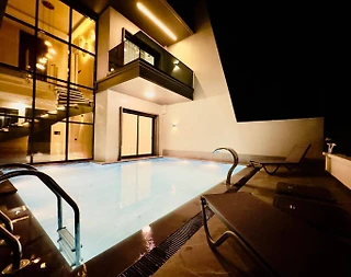 Kuşadası Soğucak'ta Modern Mimarili, Özel Havuzlu, Konforlu Villa - 5