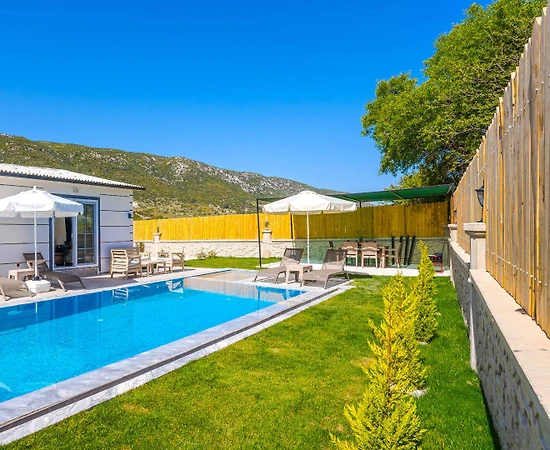 Kaş Sarıbelen'de Yemyeşil Bahçeli, Özel Havuzlu, Lüks Villa - 1
