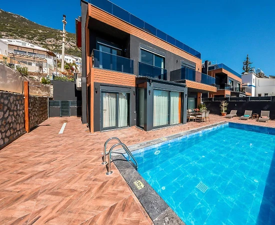 Kaş Kalkan'da Merkezi Konumda, Özel Havuzlu, Manzaralı Villa - 1