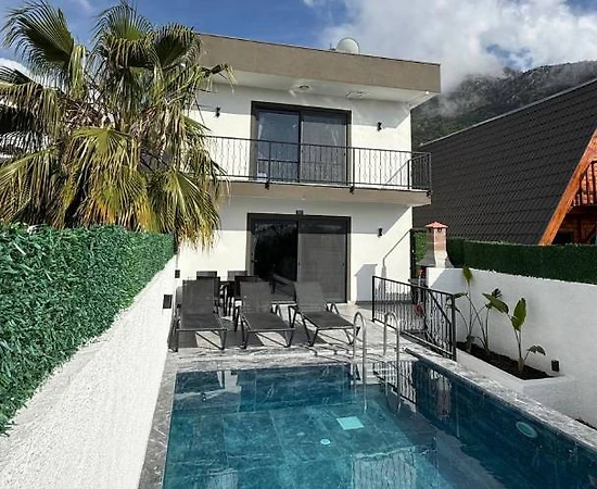 Fethiye Ölüdeniz'de Merkezi Konumda, Özel Havuzlu, Kiralık Villa - 1