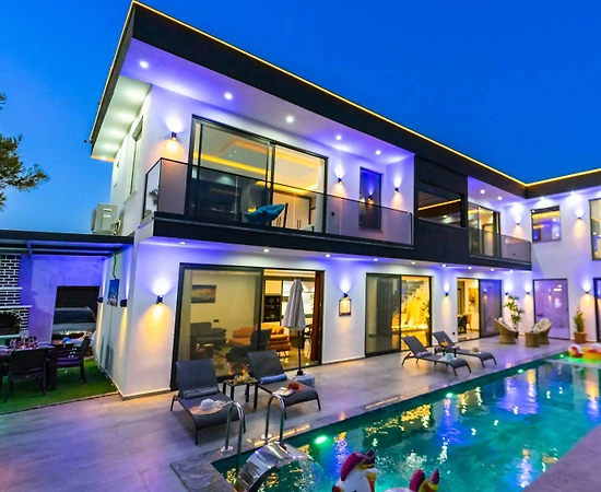 Kaş Çavdır'da Modern Tasarımlı, Açık ve Kapalı Havuzlu, Olanaklı Villa - 1