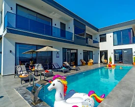 Kaş Çavdır'da Modern Tasarımlı, Açık ve Kapalı Havuzlu, Olanaklı Villa - 3