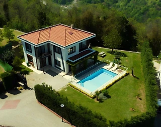 Sapanca Güldibi'nde Modern Tasarımlı, Isıtmalı Havuzlu, Kiralık Villa - 1