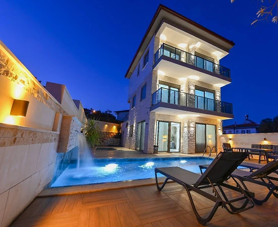 Antalya Demre'de Doğa İçerisinde, Deniz Manzaralı, Konforlu Villa - 1