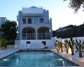 İzmir Urla'da Merkezi Konumda, Özel Havuzlu, Geniş Villa - 2