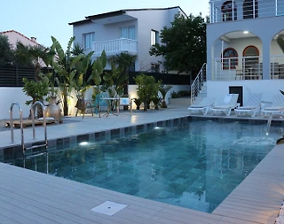 İzmir Urla'da Merkezi Konumda, Özel Havuzlu, Geniş Villa - 3