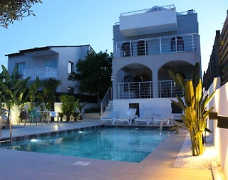 İzmir Urla'da Merkezi Konumda, Özel Havuzlu, Geniş Villa - 4