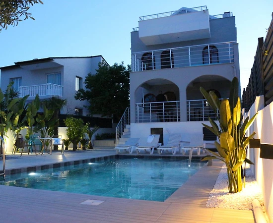 İzmir Urla'da Merkezi Konumda, Özel Havuzlu, Geniş Villa - 1