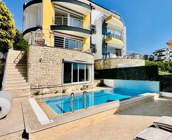 Kuşadası Karaova'da Deniz Manzaralı, Özel Havuzlu, Kiralık Villa - 1