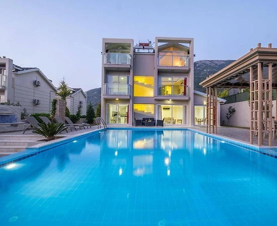 Fethiye Ölüdeniz'de Geniş Bahçeli, Özel Havuzlu, Kiralık Villa - 1