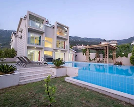 Fethiye Ölüdeniz'de Geniş Bahçeli, Özel Havuzlu, Kiralık Villa - 2