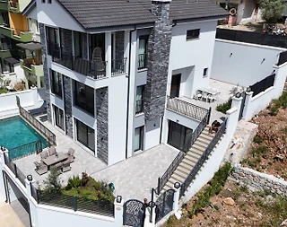 Marmaris Karşıyaka'da Geniş Ailelere Uygun Lüks Villa - 1