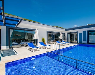 Kaş Sarıbelen'de Huzurlu Doğada, Isıtmalı Havuzlu, Modern Villa - 1