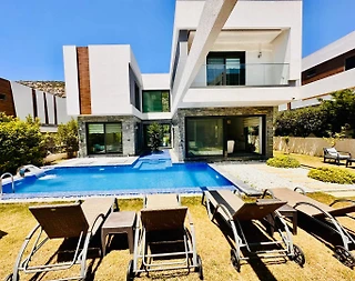 Aydın Kuşadası'nda Kalabalık Aileler İçin, Özel Havuzlu, Modern Villa - 1