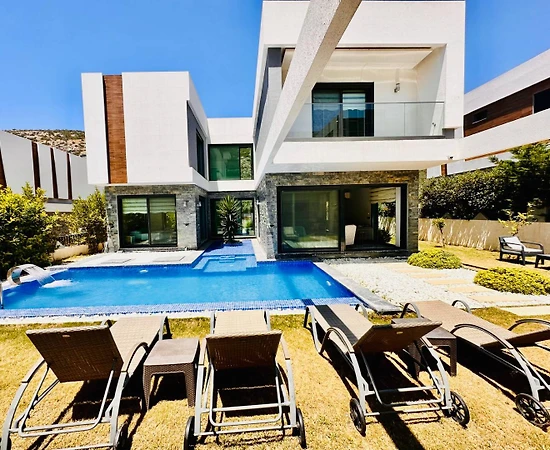 Aydın Kuşadası'nda Kalabalık Aileler İçin, Özel Havuzlu, Modern Villa - 1