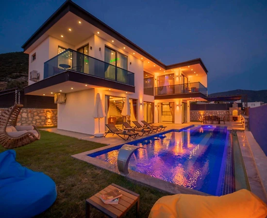 Kaş Yeşilköy'de Geniş Alanlara Sahip, Özel Havuzlu, Kiralık Villa - 1
