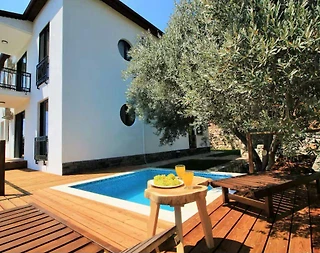 Feyhiye Faralya'da Geniş Bahçeli, Özel Havuzlu, Modern Villa - 1