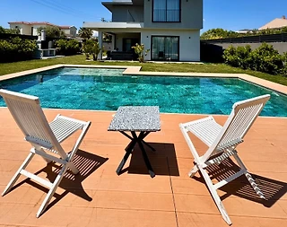 Çeşme Ilıca'da Merkezi Konumda, Özel Havuzlu, Geniş Bahçeli Villa - 1