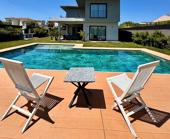 Çeşme Ilıca'da Merkezi Konumda, Özel Havuzlu, Geniş Bahçeli Villa - 1