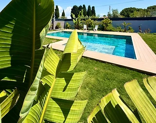 Çeşme Ilıca'da Merkezi Konumda, Özel Havuzlu, Geniş Bahçeli Villa - 4