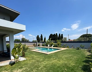 Çeşme Ilıca'da Merkezi Konumda, Özel Havuzlu, Geniş Bahçeli Villa - 5