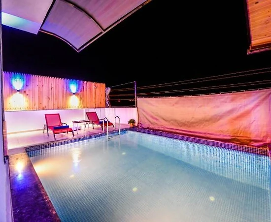 Kaş Bezirgan'da Doğa Manzaralı, Isıtmalı Havuzlu, Konforlu Villa - 1