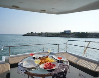 Antalya Aksu'da Serin Sularda, Modern Tur Teknesi - 4