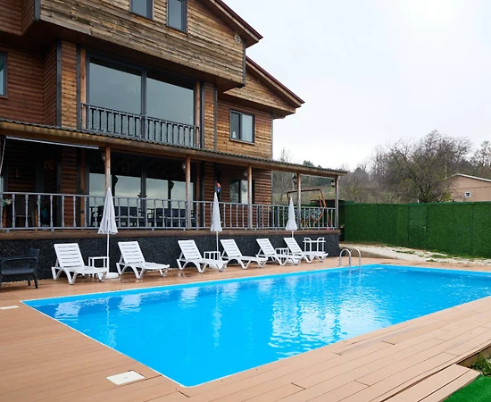 Yalova Armutlu'da Otantik Mimarili, Isıtmalı Havuzlu, Kiralık Villa - 1