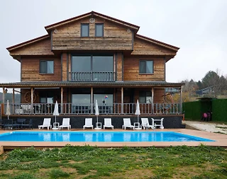 Yalova Armutlu'da Otantik Mimarili, Isıtmalı Havuzlu, Kiralık Villa - 2