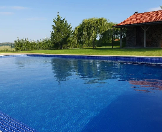 Yenişehir Aydoğdu'da Geniş Bahçeli, Özel Havuzlu, Taş Villa - 1