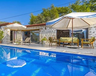 Kaş Yeşilköy'de Yeşillikler İçerisinde, Özel Havuzlu, Konforlu Villa - 2
