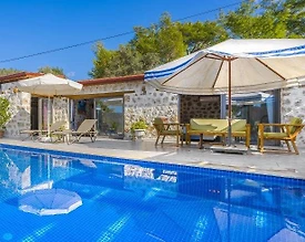 Kaş Yeşilköy'de Yeşillikler İçerisinde, Özel Havuzlu, Konforlu Villa - 2