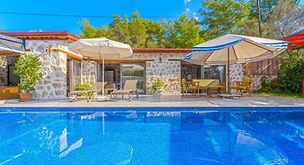Kaş Yeşilköy'de Yeşillikler İçerisinde, Özel Havuzlu, Konforlu Villa